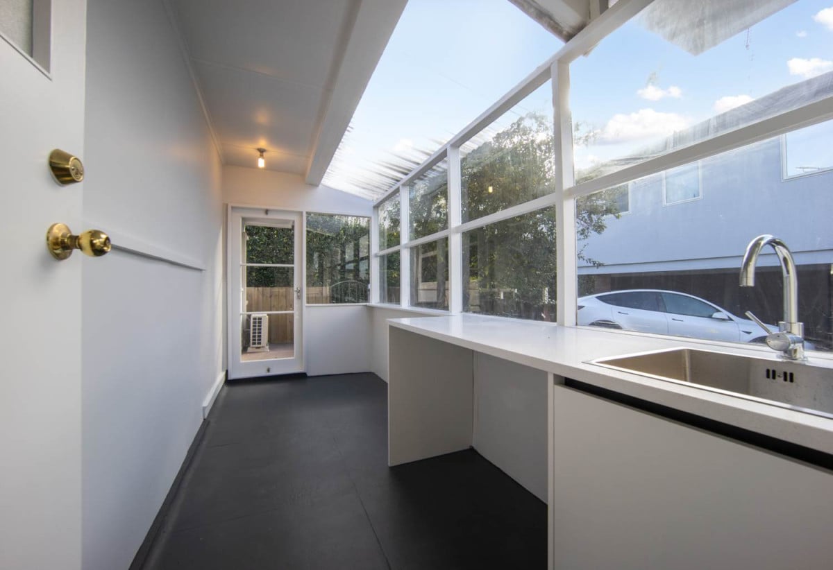 Double Westlake school zone, Renovated 3 beds + study room 1 bath house with tandem garage, close to schools, shops, supermarkets, beach, motorway access, 0.1 km to Westlake Boys’ High School, 0.3 km to Forrest Hill School, 0.7 km to Westlake Girls’ High School, 1/51 Forrest Hill Road, Milford, Auckland