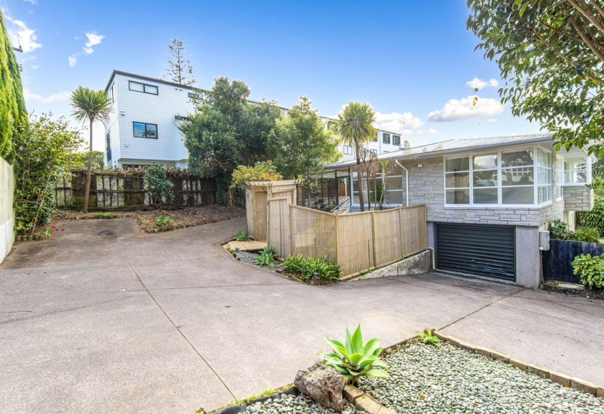 Double Westlake school zone, Renovated 3 beds + study room 1 bath house with tandem garage, close to schools, shops, supermarkets, beach, motorway access, 0.1 km to Westlake Boys’ High School, 0.3 km to Forrest Hill School, 0.7 km to Westlake Girls’ High School, 1/51 Forrest Hill Road, Milford, Auckland