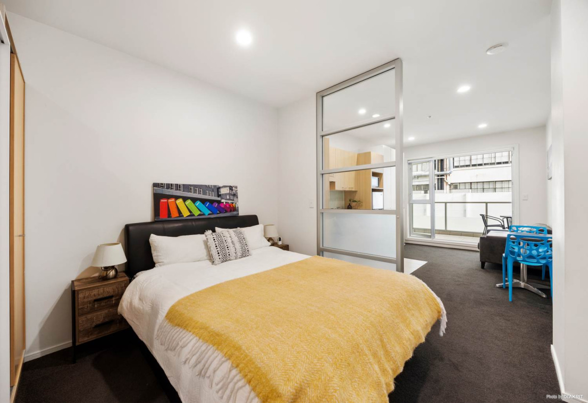 Auckland Girls’ Grammar School zone, Motivated Vendor, Freehold 1 bed 1 bath apartment, 36sqm plus a large balcony, Full furniture package is included, Current vacant, ready for you to move in or rent out, 210/85 Beach Road, City Centre, Auckland