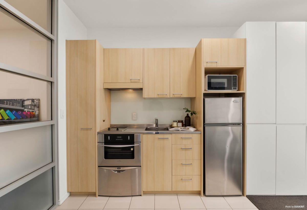 Auckland Girls’ Grammar School zone, Motivated Vendor, Freehold 1 bed 1 bath apartment, 36sqm plus a large balcony, Full furniture package is included, Current vacant, ready for you to move in or rent out, 210/85 Beach Road, City Centre, Auckland