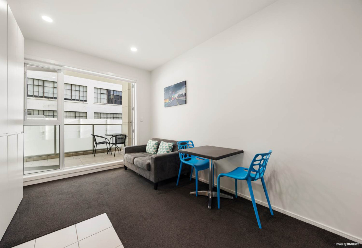 Auckland Girls’ Grammar School zone, Motivated Vendor, Freehold 1 bed 1 bath apartment, 36sqm plus a large balcony, Full furniture package is included, Current vacant, ready for you to move in or rent out, 210/85 Beach Road, City Centre, Auckland