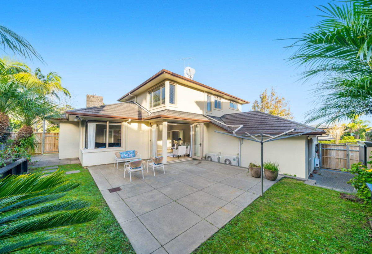 Once in 16 years, Vendors downsizing, Must Sell, Mission Heights, 527m2 section, 5 beds 3 baths house with double garage, close to schools and shopping centres, 0.4 km to Mission Heights Primary School, 0.6 km to Mission Heights Junior College, 1.6 km to Ormiston Senior College, 28 Mission Heights Drive, Flat Bush, Auckland