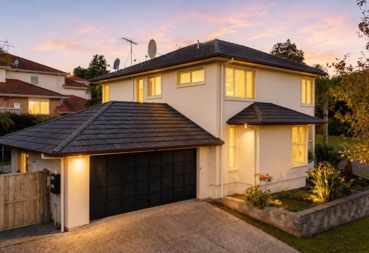 Once in 16 years, Vendors downsizing, Must Sell, Mission Heights, 527m2 section, 5 beds 3 baths house with double garage, close to schools and shopping centres, 0.4 km to Mission Heights Primary School, 0.6 km to Mission Heights Junior College, 1.6 km to Ormiston Senior College, 28 Mission Heights Drive, Flat Bush, Auckland