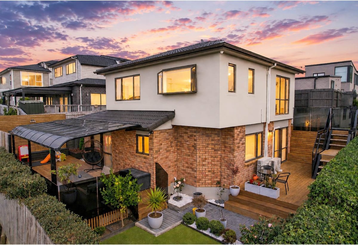 Mt Roskill Grammar zone, 226m2 4 beds 3 baths house with double garage on 338m2 section, just a short stroll from the Keith Hay Park swimming pool complex and all the sporting amenities, close to schools, shops, motorway access, 0.5 km to Hay Park School, 52A Oakdale Road, Mt Roskill, Auckland