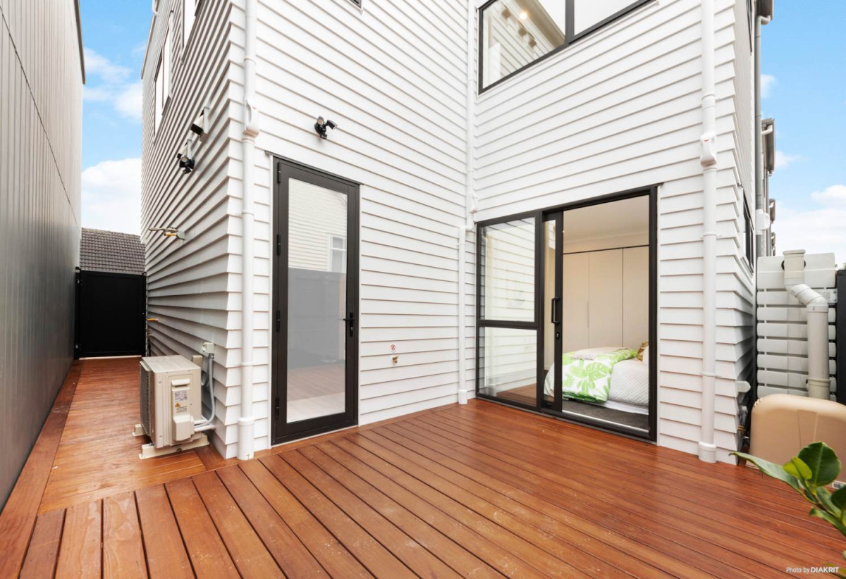 Standalone 3 beds 2.5 baths home with garage, close to Lynn Mall, Titirangi Golf Club., reserves, schools, 0.5 km to Blockhouse Bay Intermediate, 0.7 km to New Lynn School, 5/31 Hill Crescent, New Lynn, Auckland