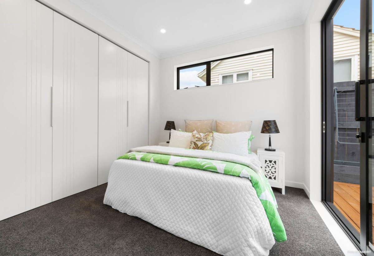 Standalone 3 beds 2.5 baths home with garage, close to Lynn Mall, Titirangi Golf Club., reserves, schools, 0.5 km to Blockhouse Bay Intermediate, 0.7 km to New Lynn School, 5/31 Hill Crescent, New Lynn, Auckland