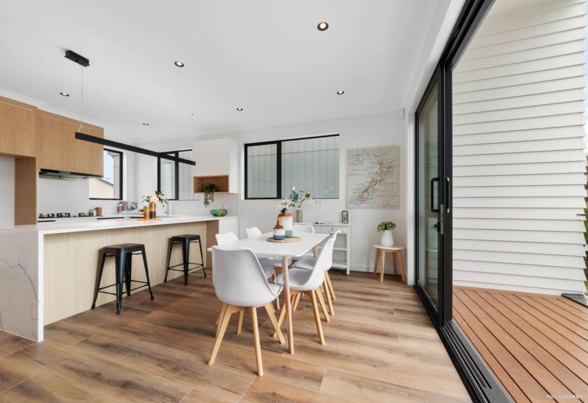 Standalone 3 beds 2.5 baths home with garage, close to Lynn Mall, Titirangi Golf Club., reserves, schools, 0.5 km to Blockhouse Bay Intermediate, 0.7 km to New Lynn School, 5/31 Hill Crescent, New Lynn, Auckland