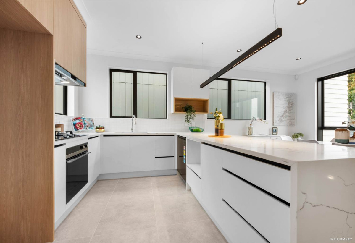 Standalone 3 beds 2.5 baths home with garage, close to Lynn Mall, Titirangi Golf Club., reserves, schools, 0.5 km to Blockhouse Bay Intermediate, 0.7 km to New Lynn School, 5/31 Hill Crescent, New Lynn, Auckland