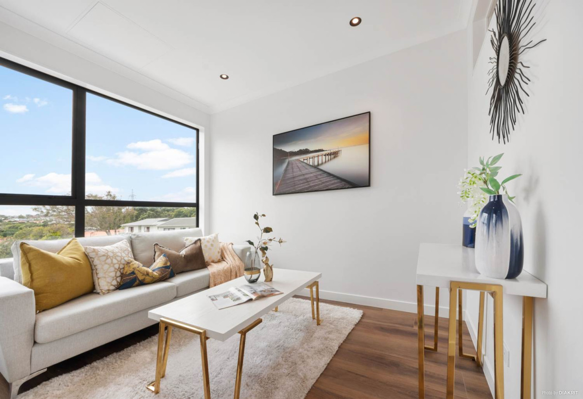 Standalone 3 beds 2.5 baths home with garage, close to Lynn Mall, Titirangi Golf Club., reserves, schools, 0.5 km to Blockhouse Bay Intermediate, 0.7 km to New Lynn School, 5/31 Hill Crescent, New Lynn, Auckland
