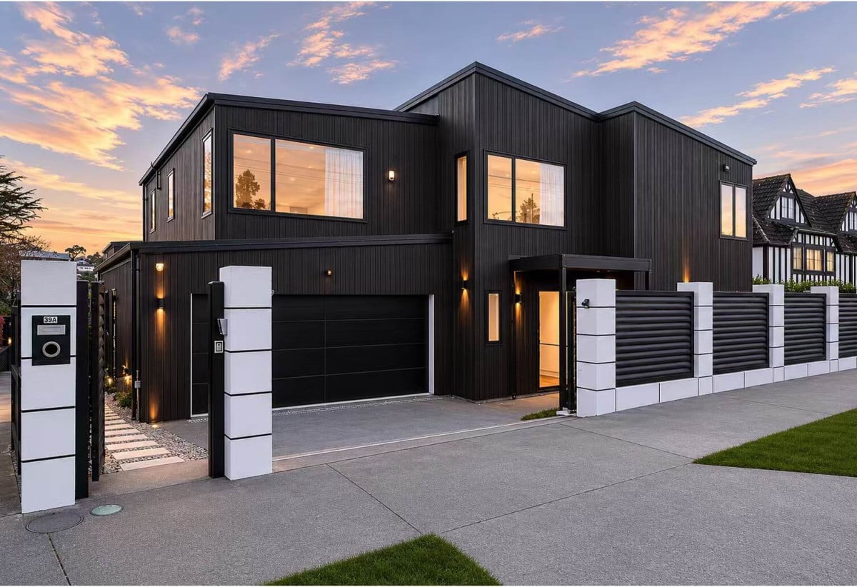 Double Grammar school zone, 286m2 5 beds (2 ensuites) 3.5 baths house with double garage on 387m2 section, The owner has already moved on, zoned for Auckland Grammar School, Epsom Girls Grammar School, Remuera Intermediate School, and Remuera School, 0.3 km to Remuera School, 39A Clonbern Road, Remuera, Auckland