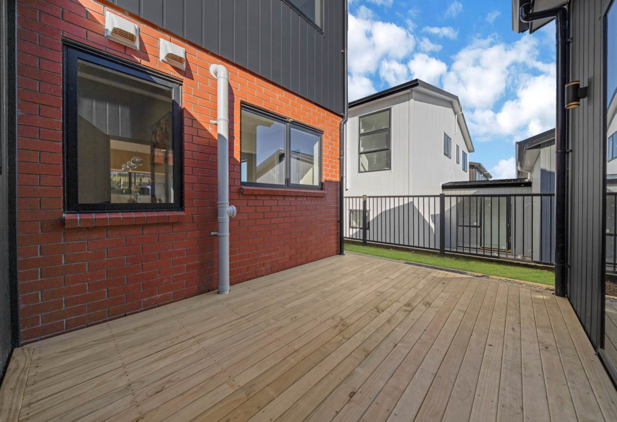 Brandnew 5 beds + study room 3.5 baths house with double garage on 414m2 section, close to town centre, beach, 21 Kanae Drive, Beachlands, Auckland, Auckland