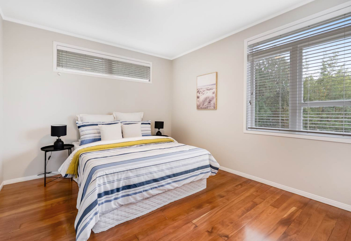 Sea Views, 1027m2 section with RC,BC, EPA to create two lots while retaining the existing home, 250m2 Renovated 5 beds + study room 2 baths house with carport, 2 beds 1 bath and rumpus room downstairs, close to schools, shops, supermarket, motorway access, 0.5 km to Onehunga High School, 0.8 km to Royal Oak Intermediate School, 39 Bel Air Drive, Hillsborough, Auckland
