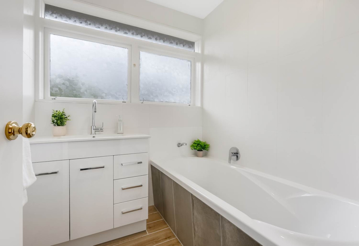 Sea Views, 1027m2 section with RC,BC, EPA to create two lots while retaining the existing home, 250m2 Renovated 5 beds + study room 2 baths house with carport, 2 beds 1 bath and rumpus room downstairs, close to schools, shops, supermarket, motorway access, 0.5 km to Onehunga High School, 0.8 km to Royal Oak Intermediate School, 39 Bel Air Drive, Hillsborough, Auckland