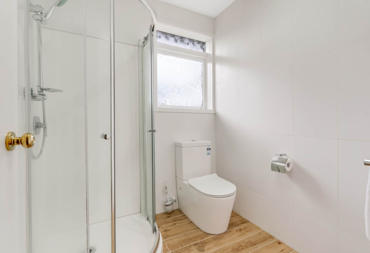 Sea Views, 1027m2 section with RC,BC, EPA to create two lots while retaining the existing home, 250m2 Renovated 5 beds + study room 2 baths house with carport, 2 beds 1 bath and rumpus room downstairs, close to schools, shops, supermarket, motorway access, 0.5 km to Onehunga High School, 0.8 km to Royal Oak Intermediate School, 39 Bel Air Drive, Hillsborough, Auckland