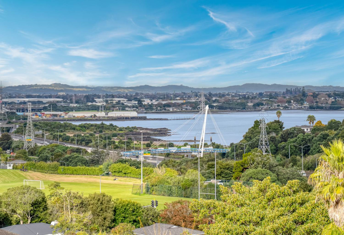 Sea Views, 1027m2 section with RC,BC, EPA to create two lots while retaining the existing home, 250m2 Renovated 5 beds + study room 2 baths house with carport, 2 beds 1 bath and rumpus room downstairs, close to schools, shops, supermarket, motorway access, 0.5 km to Onehunga High School, 0.8 km to Royal Oak Intermediate School, 39 Bel Air Drive, Hillsborough, Auckland
