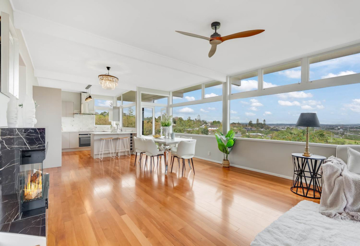 Sea Views, 1027m2 section with RC,BC, EPA to create two lots while retaining the existing home, 250m2 Renovated 5 beds + study room 2 baths house with carport, 2 beds 1 bath and rumpus room downstairs, close to schools, shops, supermarket, motorway access, 0.5 km to Onehunga High School, 0.8 km to Royal Oak Intermediate School, 39 Bel Air Drive, Hillsborough, Auckland