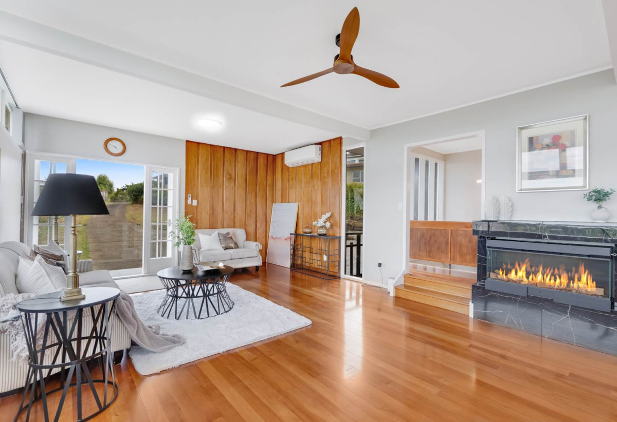 Sea Views, 1027m2 section with RC,BC, EPA to create two lots while retaining the existing home, 250m2 Renovated 5 beds + study room 2 baths house with carport, 2 beds 1 bath and rumpus room downstairs, close to schools, shops, supermarket, motorway access, 0.5 km to Onehunga High School, 0.8 km to Royal Oak Intermediate School, 39 Bel Air Drive, Hillsborough, Auckland