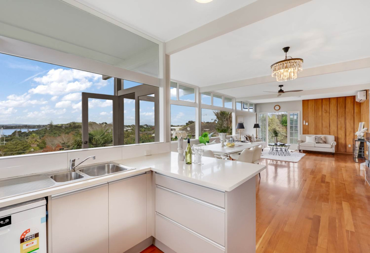 Sea Views, 1027m2 section with RC,BC, EPA to create two lots while retaining the existing home, 250m2 Renovated 5 beds + study room 2 baths house with carport, 2 beds 1 bath and rumpus room downstairs, close to schools, shops, supermarket, motorway access, 0.5 km to Onehunga High School, 0.8 km to Royal Oak Intermediate School, 39 Bel Air Drive, Hillsborough, Auckland