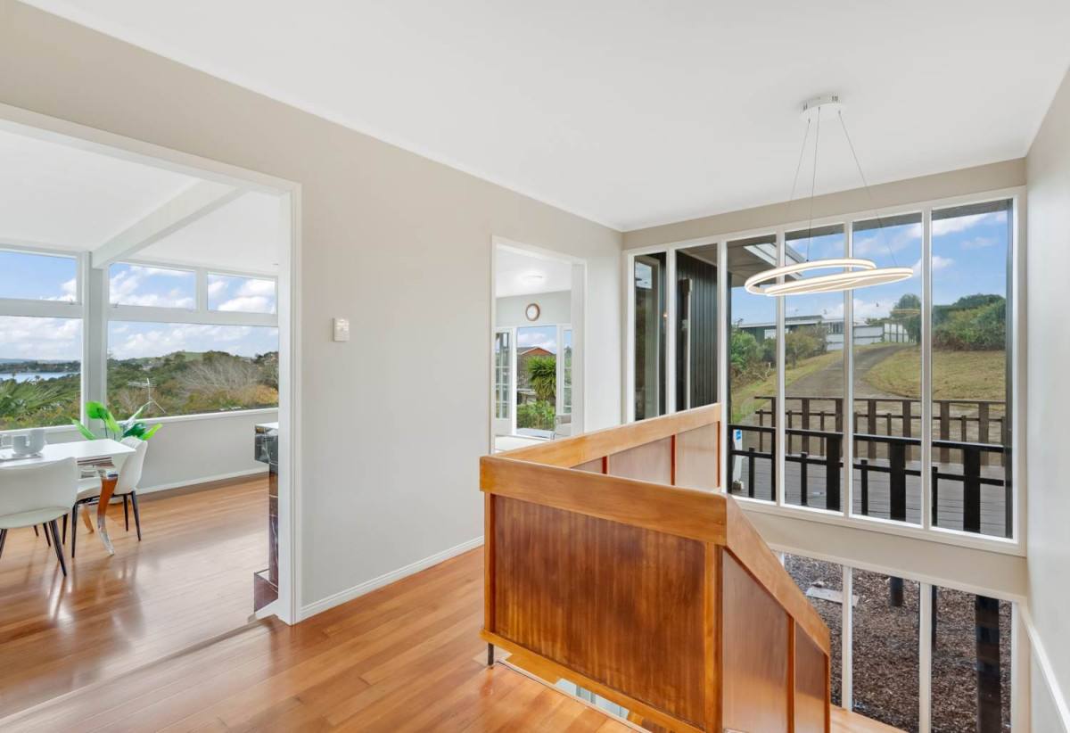 Sea Views, 1027m2 section with RC,BC, EPA to create two lots while retaining the existing home, 250m2 Renovated 5 beds + study room 2 baths house with carport, 2 beds 1 bath and rumpus room downstairs, close to schools, shops, supermarket, motorway access, 0.5 km to Onehunga High School, 0.8 km to Royal Oak Intermediate School, 39 Bel Air Drive, Hillsborough, Auckland