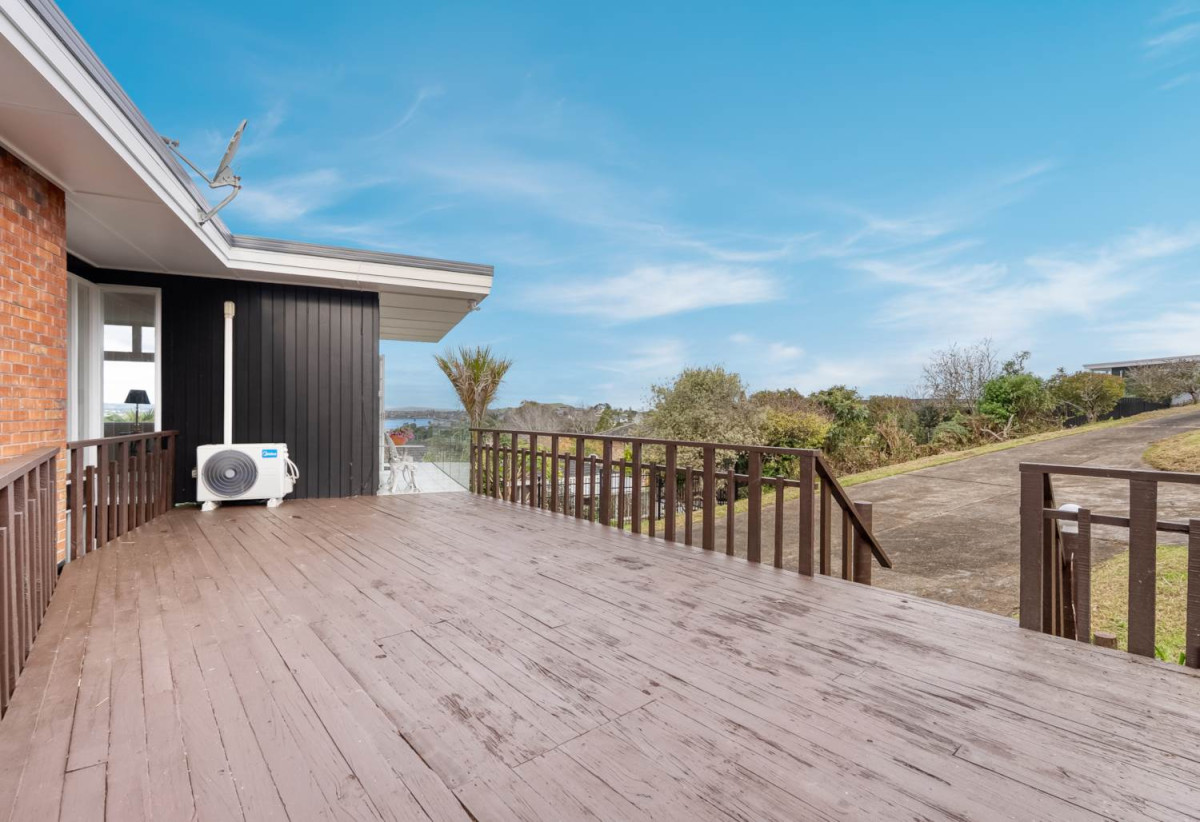 Sea Views, 1027m2 section with RC,BC, EPA to create two lots while retaining the existing home, 250m2 Renovated 5 beds + study room 2 baths house with carport, 2 beds 1 bath and rumpus room downstairs, close to schools, shops, supermarket, motorway access, 0.5 km to Onehunga High School, 0.8 km to Royal Oak Intermediate School, 39 Bel Air Drive, Hillsborough, Auckland
