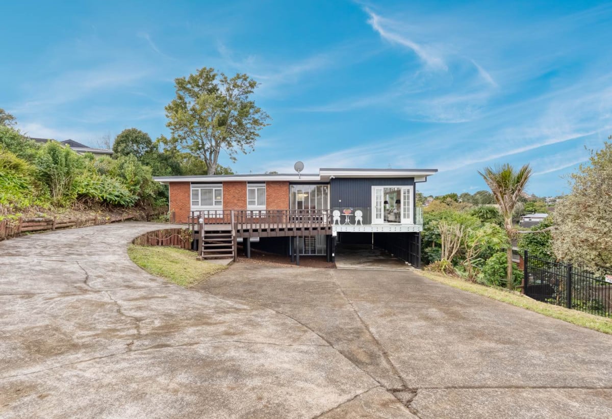 Sea Views, 1027m2 section with RC,BC, EPA to create two lots while retaining the existing home, 250m2 Renovated 5 beds + study room 2 baths house with carport, 2 beds 1 bath and rumpus room downstairs, close to schools, shops, supermarket, motorway access, 0.5 km to Onehunga High School, 0.8 km to Royal Oak Intermediate School, 39 Bel Air Drive, Hillsborough, Auckland