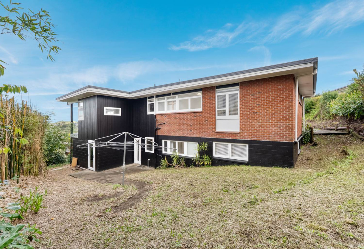 Sea Views, 1027m2 section with RC,BC, EPA to create two lots while retaining the existing home, 250m2 Renovated 5 beds + study room 2 baths house with carport, 2 beds 1 bath and rumpus room downstairs, close to schools, shops, supermarket, motorway access, 0.5 km to Onehunga High School, 0.8 km to Royal Oak Intermediate School, 39 Bel Air Drive, Hillsborough, Auckland