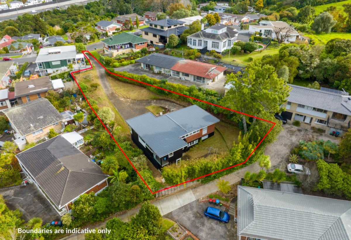 Sea Views, 1027m2 section with RC,BC, EPA to create two lots while retaining the existing home, 250m2 Renovated 5 beds + study room 2 baths house with carport, 2 beds 1 bath and rumpus room downstairs, close to schools, shops, supermarket, motorway access, 0.5 km to Onehunga High School, 0.8 km to Royal Oak Intermediate School, 39 Bel Air Drive, Hillsborough, Auckland