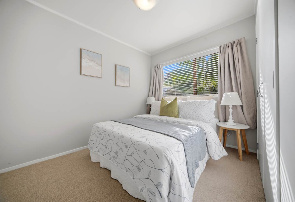 Brick and tile 3 beds 1 bath house with garage and expansive, fully fenced backyard, close to schools, shops, supermarket, beaches, 0.5 km to Sherwood School (Auckland), 0.9 km to Northcross Intermediate, 2/7 Newstead Avenue, Browns Bay, Auckland