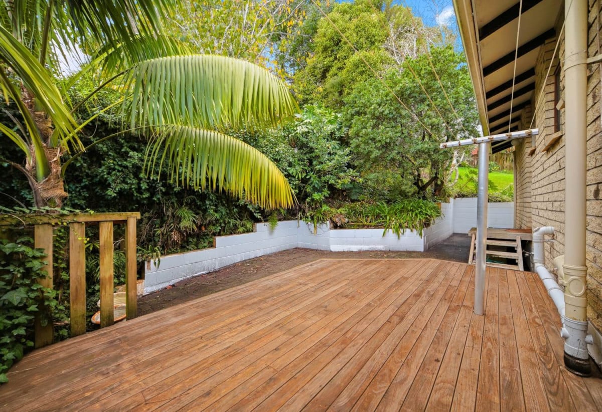Brick and tile 3 beds 1 bath house with garage and expansive, fully fenced backyard, close to schools, shops, supermarket, beaches, 0.5 km to Sherwood School (Auckland), 0.9 km to Northcross Intermediate, 2/7 Newstead Avenue, Browns Bay, Auckland