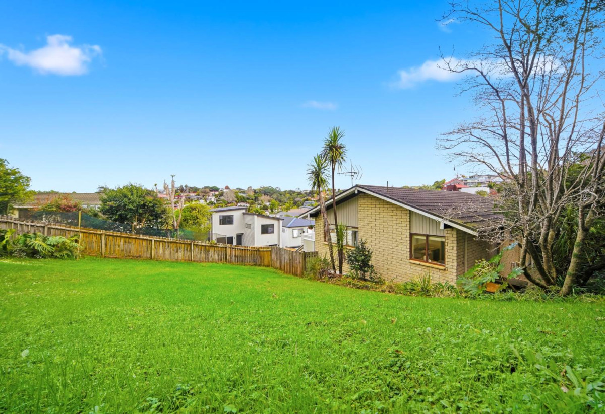 Brick and tile 3 beds 1 bath house with garage and expansive, fully fenced backyard, close to schools, shops, supermarket, beaches, 0.5 km to Sherwood School (Auckland), 0.9 km to Northcross Intermediate, 2/7 Newstead Avenue, Browns Bay, Auckland