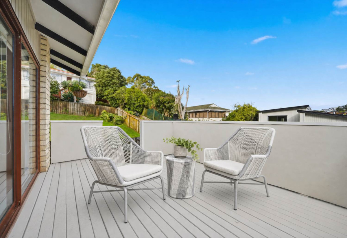 Brick and tile 3 beds 1 bath house with garage and expansive, fully fenced backyard, close to schools, shops, supermarket, beaches, 0.5 km to Sherwood School (Auckland), 0.9 km to Northcross Intermediate, 2/7 Newstead Avenue, Browns Bay, Auckland