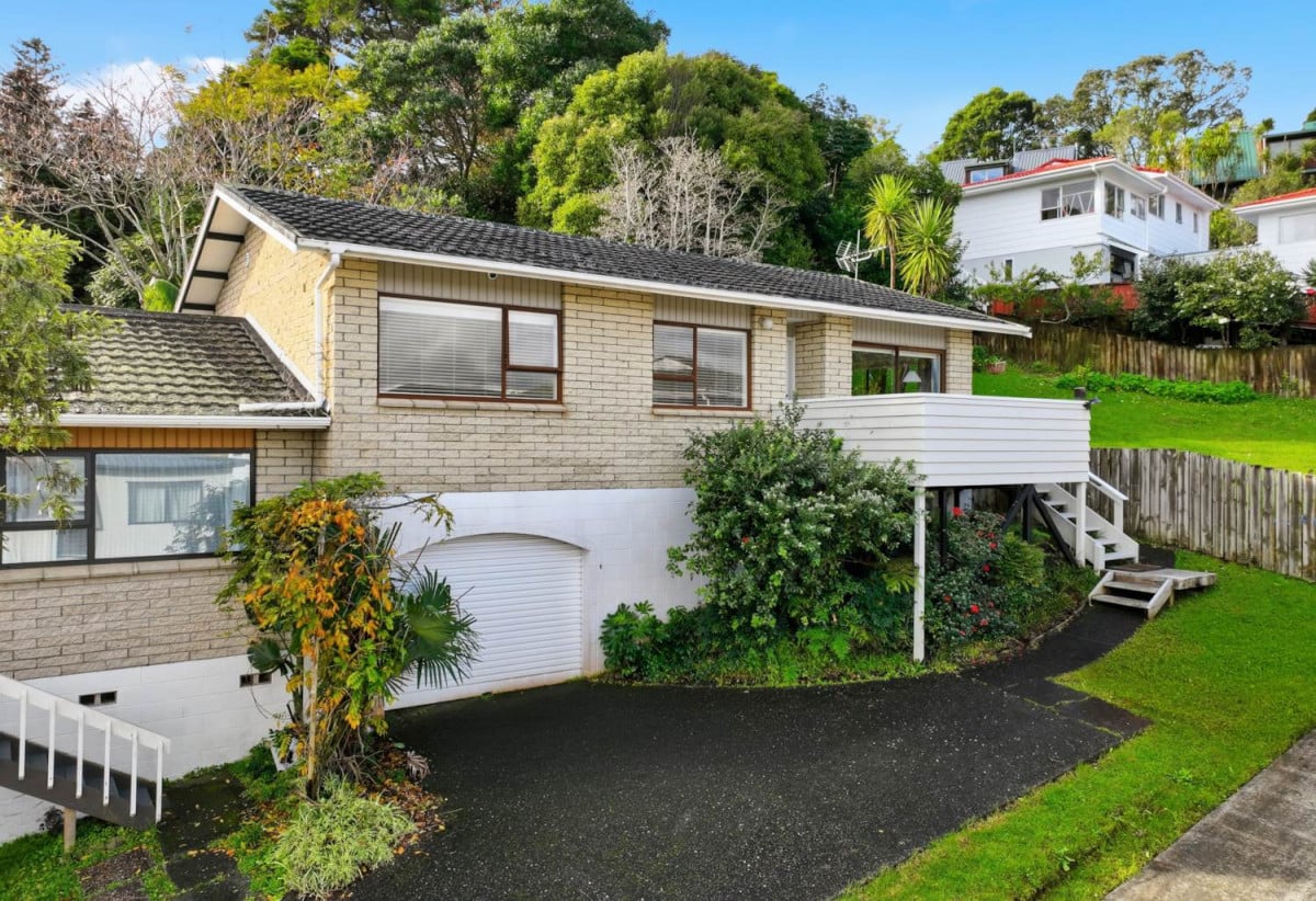 Brick and tile 3 beds 1 bath house with garage and expansive, fully fenced backyard, close to schools, shops, supermarket, beaches, 0.5 km to Sherwood School (Auckland), 0.9 km to Northcross Intermediate, 2/7 Newstead Avenue, Browns Bay, Auckland