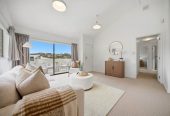 Brick and tile 3 beds 1 bath house with garage and expansive, fully fenced backyard, close to schools, shops, supermarket, beaches, 0.5 km to Sherwood School (Auckland), 0.9 km to Northcross Intermediate, 2/7 Newstead Avenue, Browns Bay, Auckland