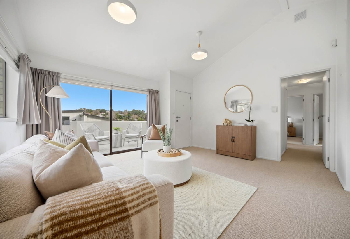 Brick and tile 3 beds 1 bath house with garage and expansive, fully fenced backyard, close to schools, shops, supermarket, beaches, 0.5 km to Sherwood School (Auckland), 0.9 km to Northcross Intermediate, 2/7 Newstead Avenue, Browns Bay, Auckland