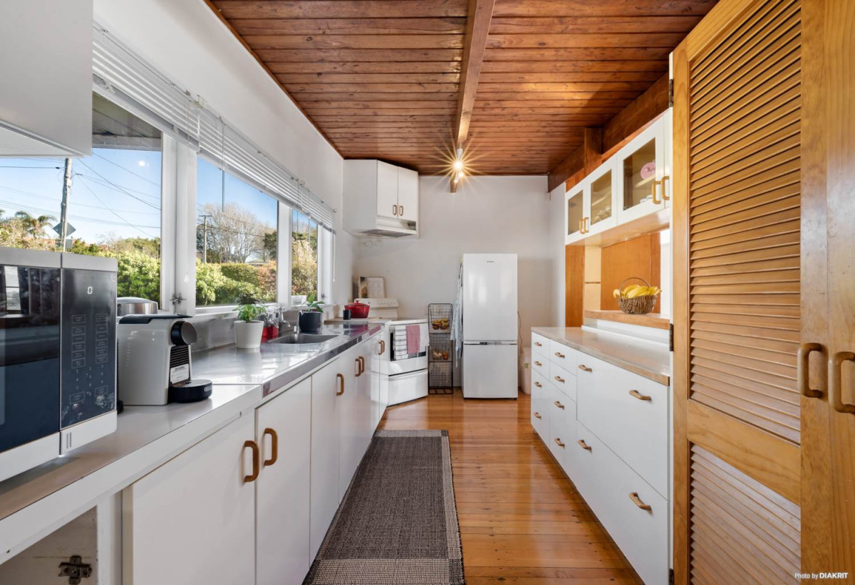 Macleans College zone, 1214m2 section with Rc approved for two lots, Renovated 4 beds 2.5 baths house with carport and swimming pool, close to schools, beaches, shops, golf club, 0.6 km to Mellons Bay School, 1 km to Macleans College, 1.3 km to Bucklands Beach Intermediate, 156 Bleakhouse Road, Mellons Bay, Auckland