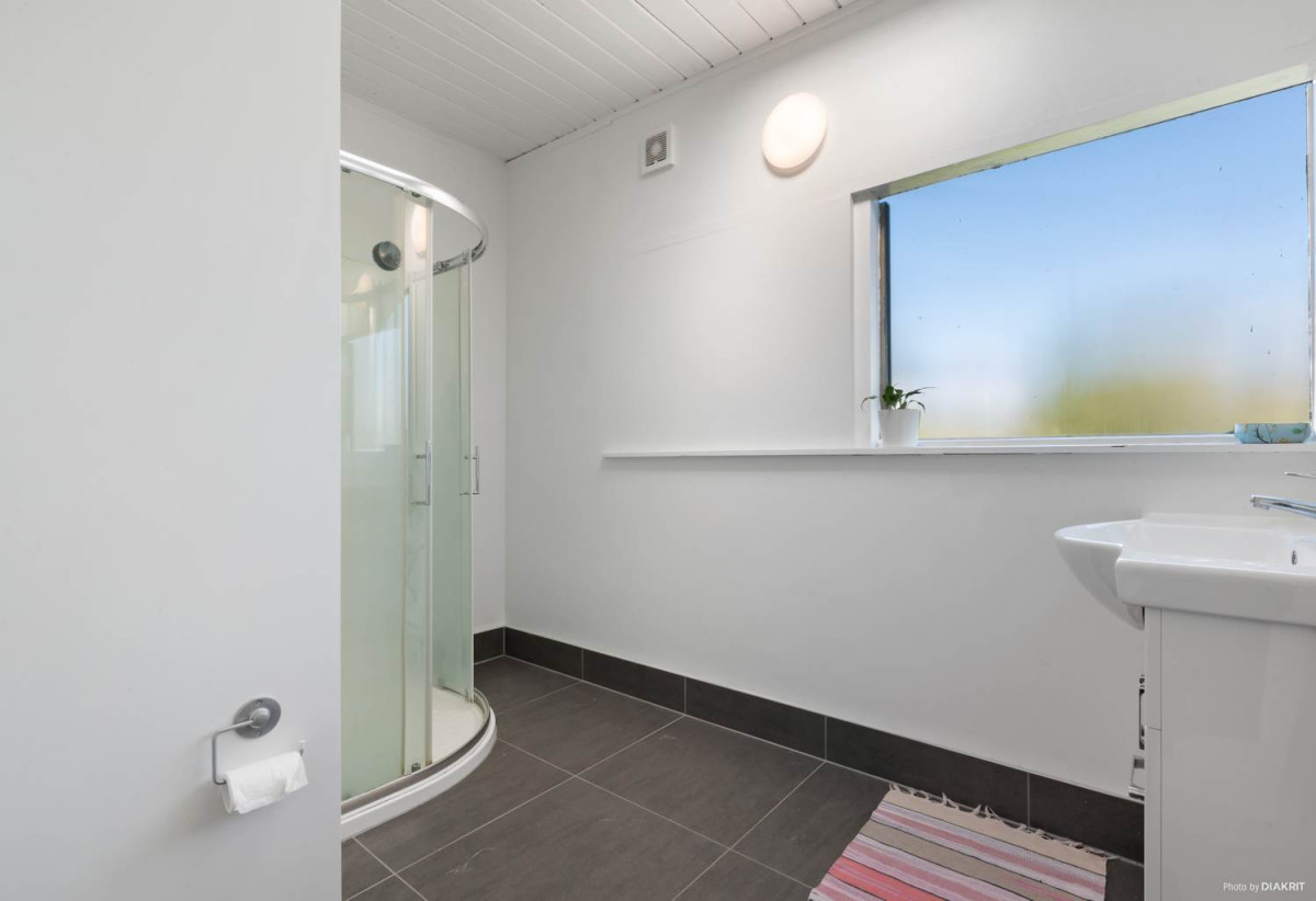 Macleans College zone, 1214m2 section with Rc approved for two lots, Renovated 4 beds 2.5 baths house with carport and swimming pool, close to schools, beaches, shops, golf club, 0.6 km to Mellons Bay School, 1 km to Macleans College, 1.3 km to Bucklands Beach Intermediate, 156 Bleakhouse Road, Mellons Bay, Auckland