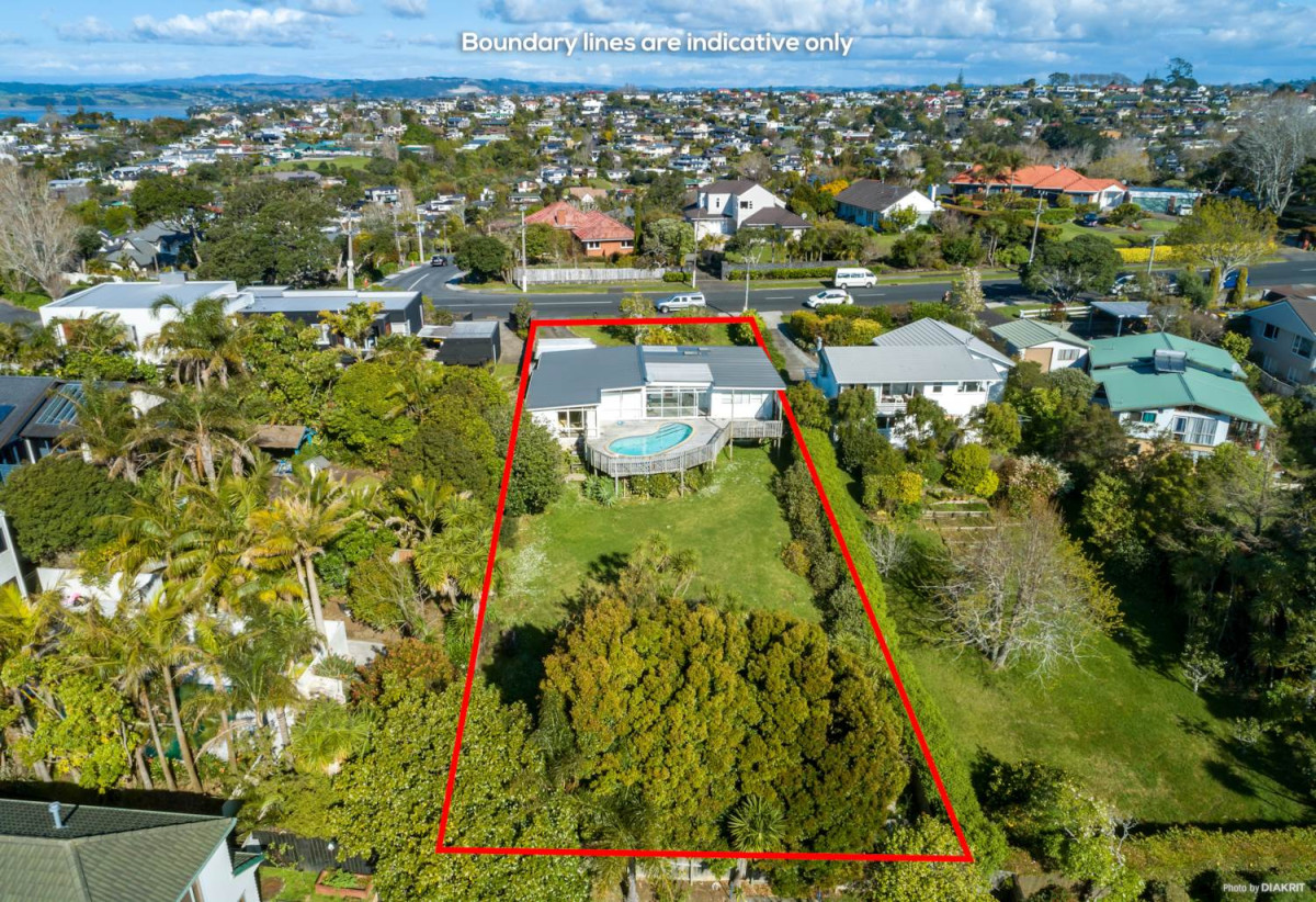 Macleans College zone, 1214m2 section with Rc approved for two lots, Renovated 4 beds 2.5 baths house with carport and swimming pool, close to schools, beaches, shops, golf club, 0.6 km to Mellons Bay School, 1 km to Macleans College, 1.3 km to Bucklands Beach Intermediate, 156 Bleakhouse Road, Mellons Bay, Auckland