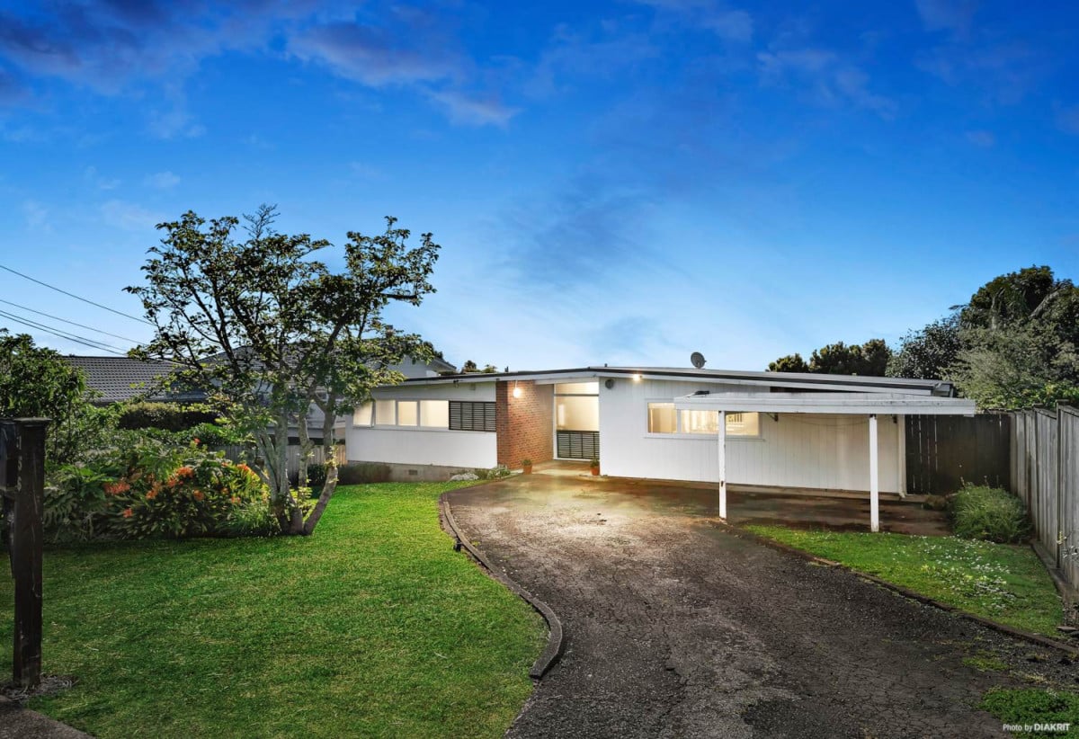 Macleans College zone, 1214m2 section with Rc approved for two lots, Renovated 4 beds 2.5 baths house with carport and swimming pool, close to schools, beaches, shops, golf club, 0.6 km to Mellons Bay School, 1 km to Macleans College, 1.3 km to Bucklands Beach Intermediate, 156 Bleakhouse Road, Mellons Bay, Auckland