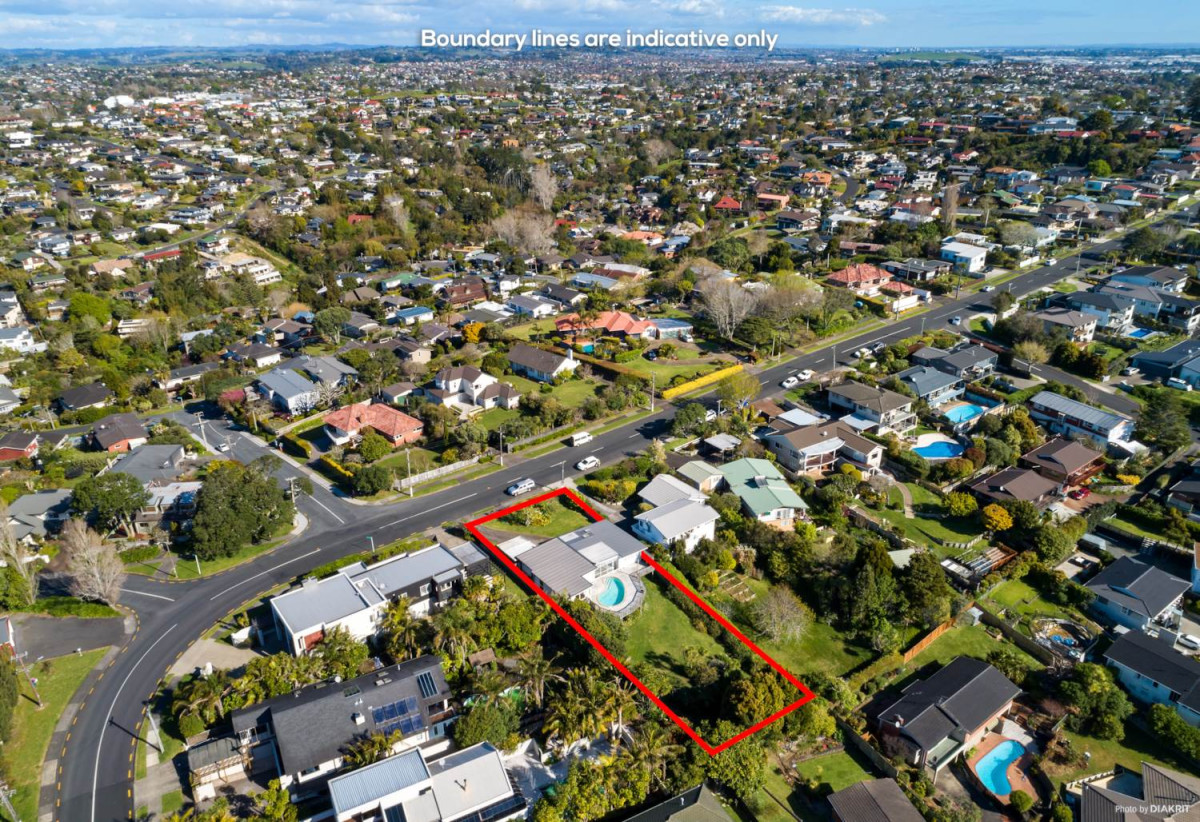 Macleans College zone, 1214m2 section with Rc approved for two lots, Renovated 4 beds 2.5 baths house with carport and swimming pool, close to schools, beaches, shops, golf club, 0.6 km to Mellons Bay School, 1 km to Macleans College, 1.3 km to Bucklands Beach Intermediate, 156 Bleakhouse Road, Mellons Bay, Auckland