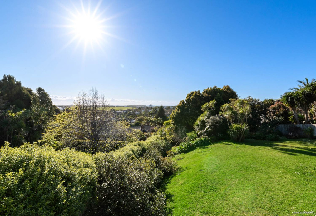Macleans College zone, 1214m2 section with Rc approved for two lots, Renovated 4 beds 2.5 baths house with carport and swimming pool, close to schools, beaches, shops, golf club, 0.6 km to Mellons Bay School, 1 km to Macleans College, 1.3 km to Bucklands Beach Intermediate, 156 Bleakhouse Road, Mellons Bay, Auckland
