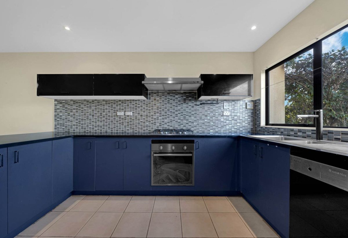 3 beds 2.5 baths home with double garage on 297m2 section, Minutes from Botany Down centre, golf club, schools, 31 Tiger Drive, Golflands, Auckland