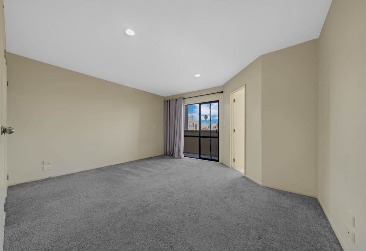 3 beds 2.5 baths home with double garage on 297m2 section, Minutes from Botany Down centre, golf club, schools, 31 Tiger Drive, Golflands, Auckland