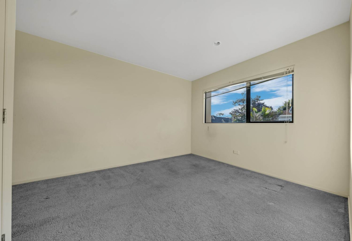 3 beds 2.5 baths home with double garage on 297m2 section, Minutes from Botany Down centre, golf club, schools, 31 Tiger Drive, Golflands, Auckland