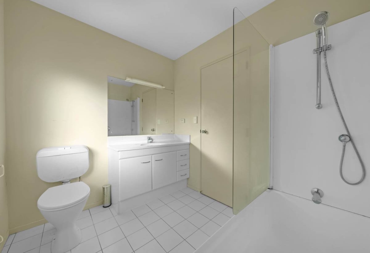 3 beds 2.5 baths home with double garage on 297m2 section, Minutes from Botany Down centre, golf club, schools, 31 Tiger Drive, Golflands, Auckland