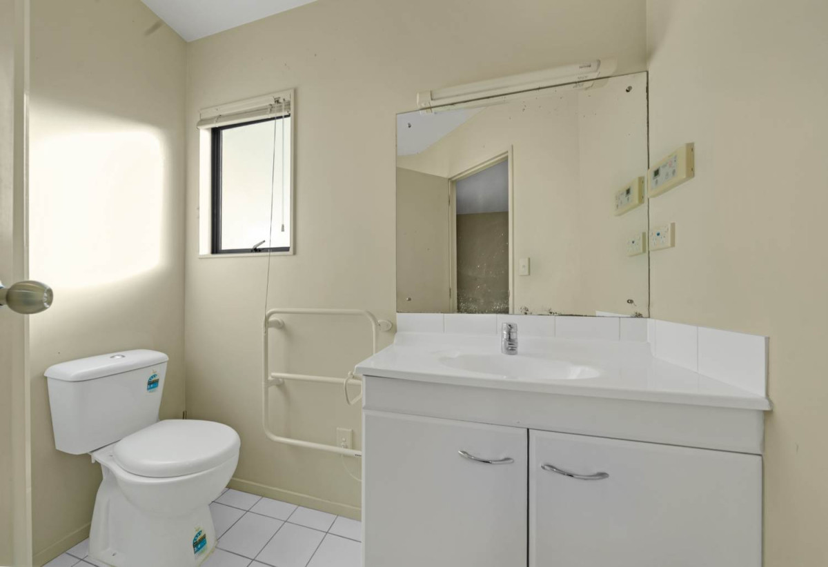 3 beds 2.5 baths home with double garage on 297m2 section, Minutes from Botany Down centre, golf club, schools, 31 Tiger Drive, Golflands, Auckland