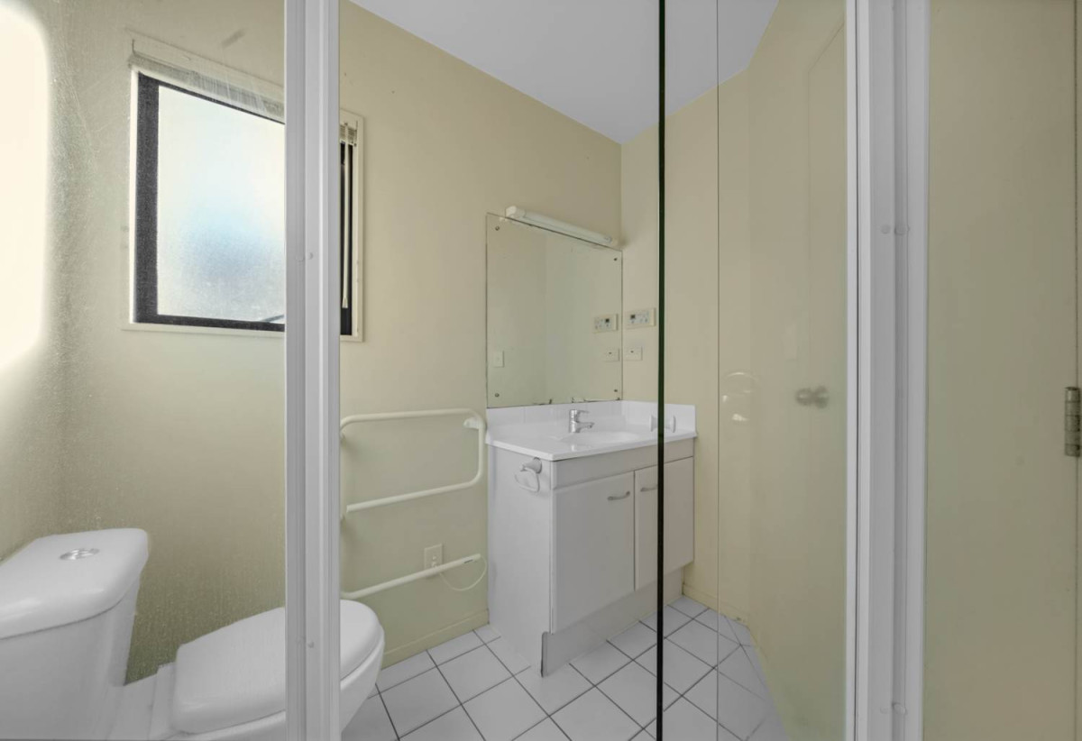 3 beds 2.5 baths home with double garage on 297m2 section, Minutes from Botany Down centre, golf club, schools, 31 Tiger Drive, Golflands, Auckland