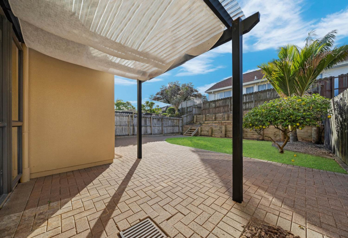3 beds 2.5 baths home with double garage on 297m2 section, Minutes from Botany Down centre, golf club, schools, 31 Tiger Drive, Golflands, Auckland