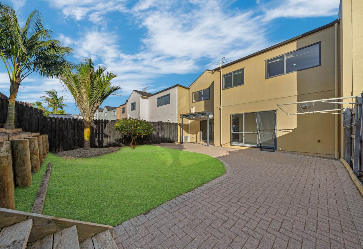 3 beds 2.5 baths home with double garage on 297m2 section, Minutes from Botany Down centre, golf club, schools, 31 Tiger Drive, Golflands, Auckland