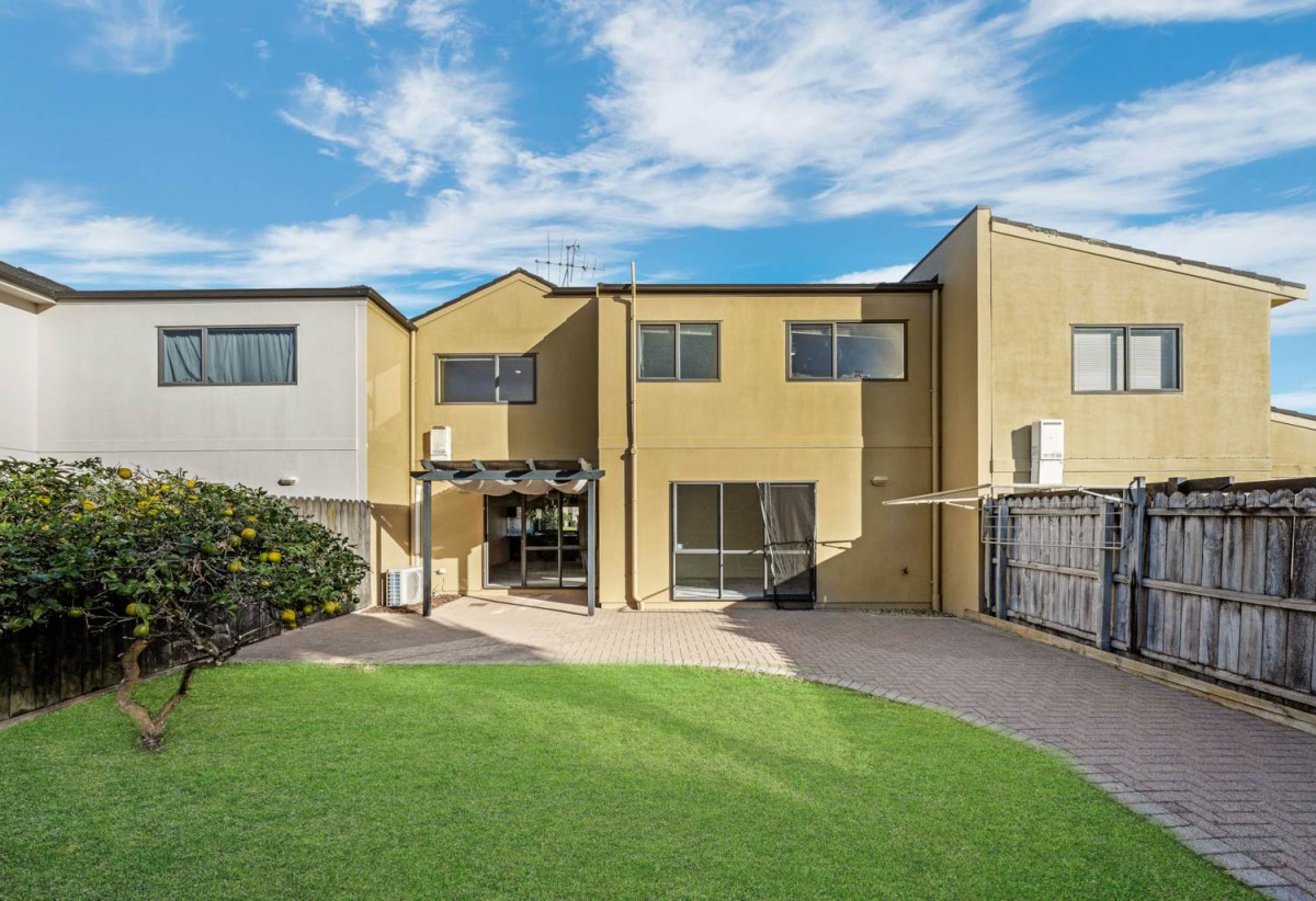 3 beds 2.5 baths home with double garage on 297m2 section, Minutes from Botany Down centre, golf club, schools, 31 Tiger Drive, Golflands, Auckland