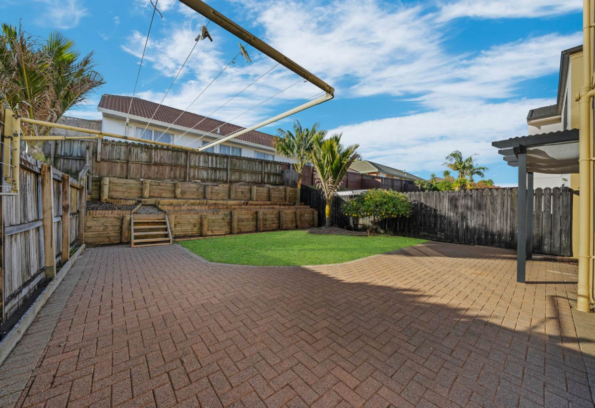 3 beds 2.5 baths home with double garage on 297m2 section, Minutes from Botany Down centre, golf club, schools, 31 Tiger Drive, Golflands, Auckland